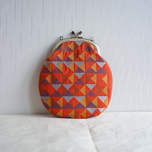 jiho己合 無現貨 需再製作 橘色三角刺繡真皮可調節繩口金包 小包包 側背包