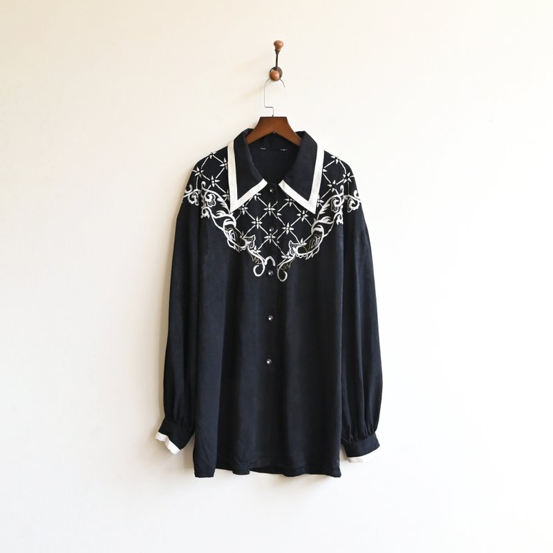 [Egg Plant Vintage] Black and White Realm Embroidery Long Sleeve Vintage Shirt - Women's Shirts - Other Man-Made Fibers Black