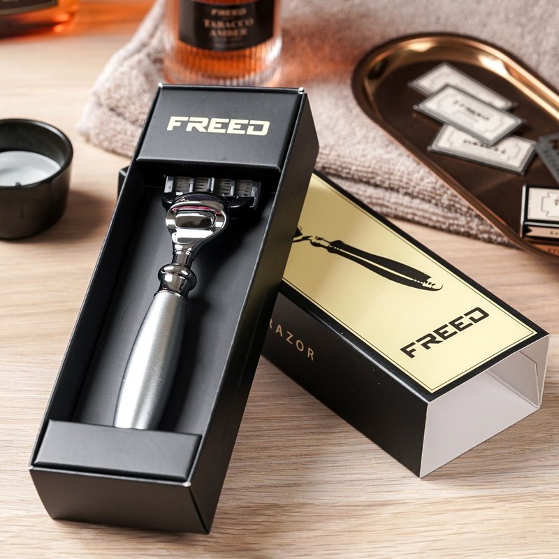 【FREED】一周年紀念款 - 五刀式刮鬍刀 - 阿提米絲 客製化刻字 - 男性保養/清潔/修容工具 - 其他金屬 銀色