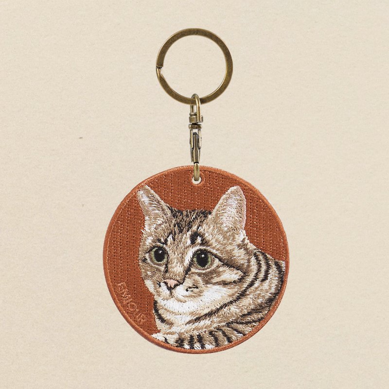 EMJOUR Reversible Embroidered Charm - Tabby | Real Embroidery - พวงกุญแจ - งานปัก สีนำ้ตาล
