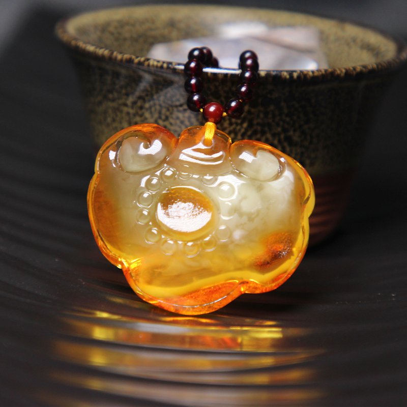 Natural amber safety lock with Pendant skin pretty caramel color with rainbow gradient honey Wax beads with a certificate - สร้อยคอ - เครื่องประดับพลอย 