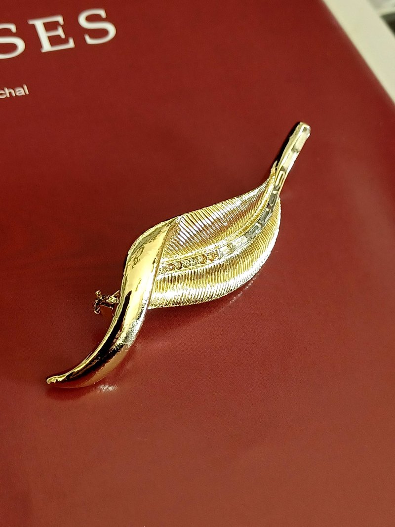 vintage jewelry  Coro 亮金萊茵鑽葉形 別針 胸針 - 胸針 - 其他金屬 