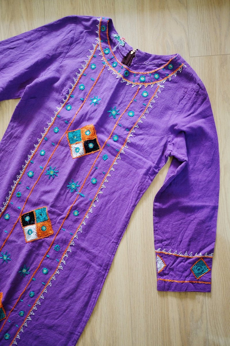 vintage-60s-old-indian-mirror-embroidered-robe-cotton-dress-shop