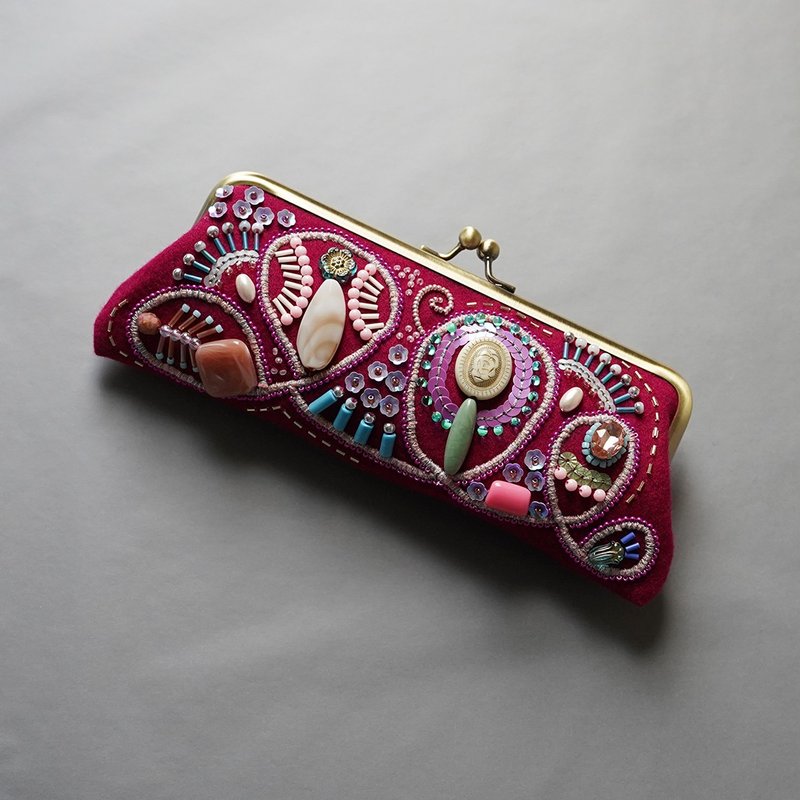 Can also be used as a glasses case. Beaded embroidered pen case kiss lock bag 15 Pink One-of-a-kind Free shipping Respect for the Aged Day Mother's Day Gift - กล่องแว่น - ขนแกะ สึชมพู