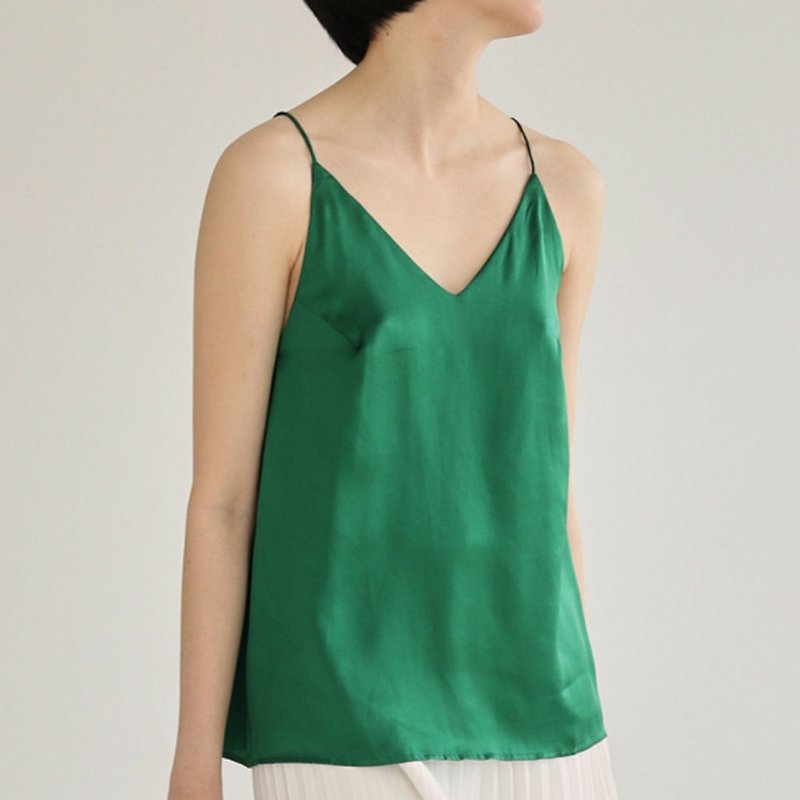 Night Ben | Emerald Green Retro Color Mulberry Silk Camisole with Thin Shoulder Straps V-neck Loose and Cute - เสื้อกั๊กผู้หญิง - ผ้าไหม สีเขียว