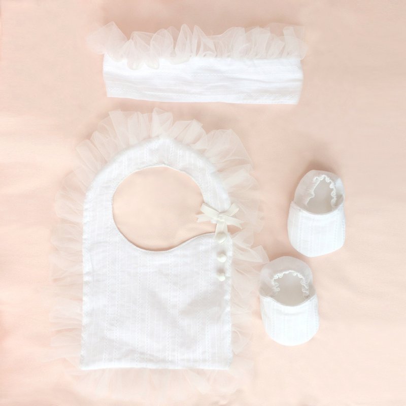 手工 浪漫公主風 嬰兒初生/彌月禮物盒(圍兜+頭帶+鞋) - 滿月禮物 - 棉．麻 白色