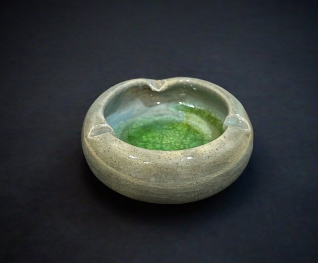 氷割れ青磁灰皿 - ショップ pottery-studio0420 置物 - Pinkoi