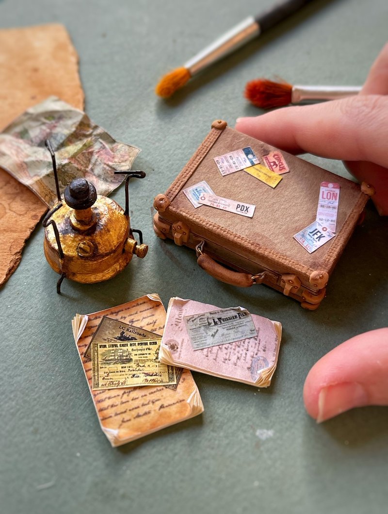 A miniature set of antique suitcase and a primus - 玩偶/公仔 - 其他材質 多色