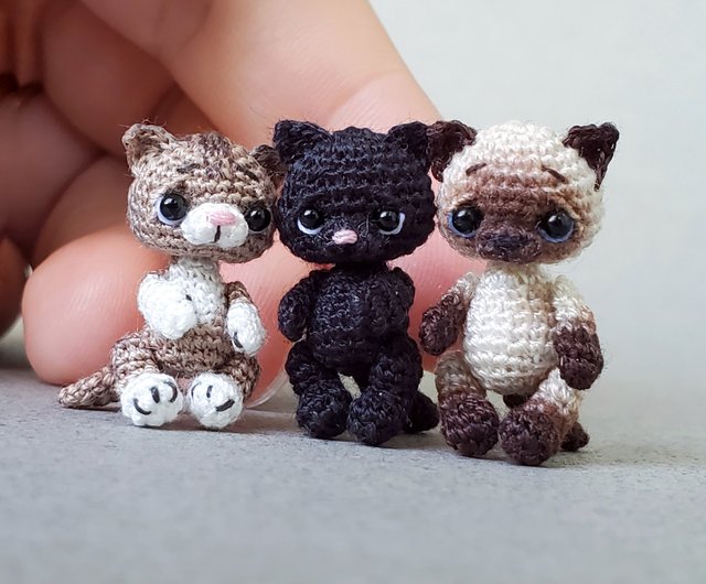 極端なマイクロかぎ針編みの猫。ドールハウスのミニチュア。あみぐるみ
