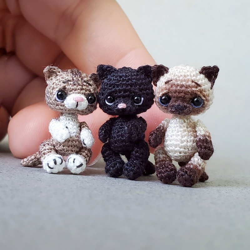 Extreme micro crocheted cat. Dollhouse miniature. Amigurumi stuffed kitten toy. - 公仔/玩偶 - 棉．麻 灰色