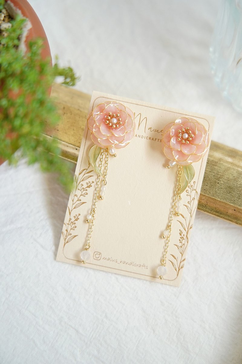 粉山茶 - 垂墜款手工樹脂耳環飾品新年禮物 - 耳環/耳夾 - 樹脂 粉紅色