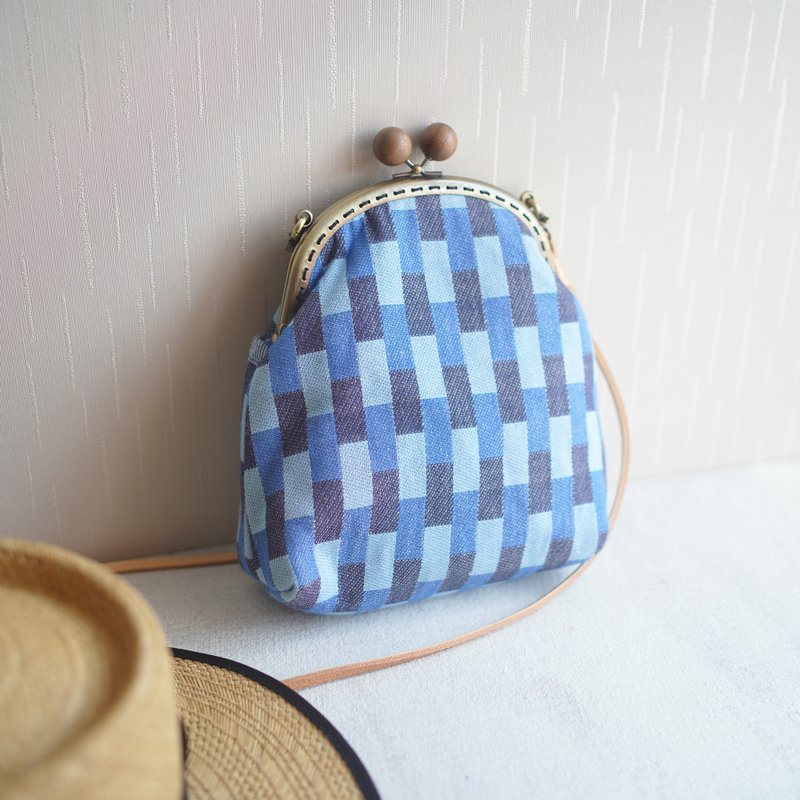 Denim plaid kiss lock bag small bag side backpack with back pocket - กระเป๋าแมสเซนเจอร์ - ผ้าฝ้าย/ผ้าลินิน สีน้ำเงิน