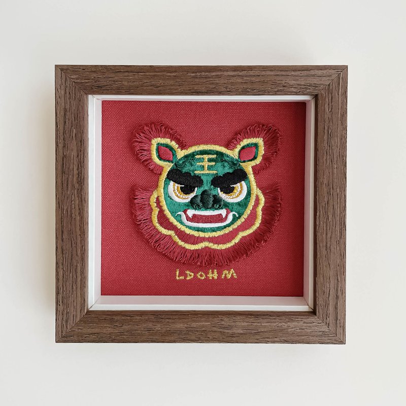 [Auspicious Lion Awakening] Taiwan Lion Awakening Embroidery Painting | Solid Wood | Exorcise evil spirits, avoid evil spirits, be safe and healthy - Picture Frames - Cotton & Hemp Green