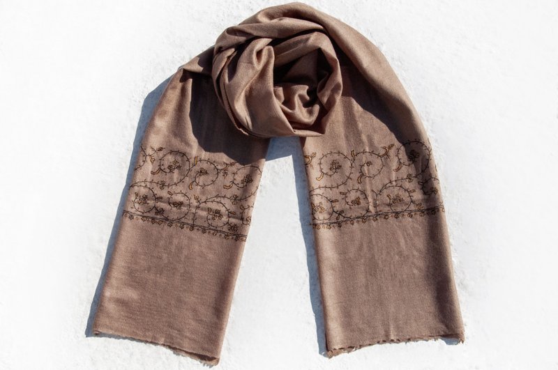 喀什米爾Cashmere/羊絨圍巾/純羊毛圍巾披巾/戒指絨披肩-刺繡花朵 - 圍巾/披肩 - 羊毛 多色