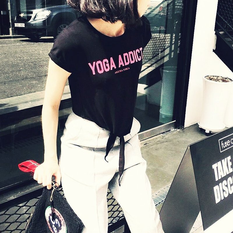 AKUMA YOGA-レターアティチュードフロントノットショートTシャツ（ブラック）-ヨガアディクト - Tシャツ - その他の素材 ブラック