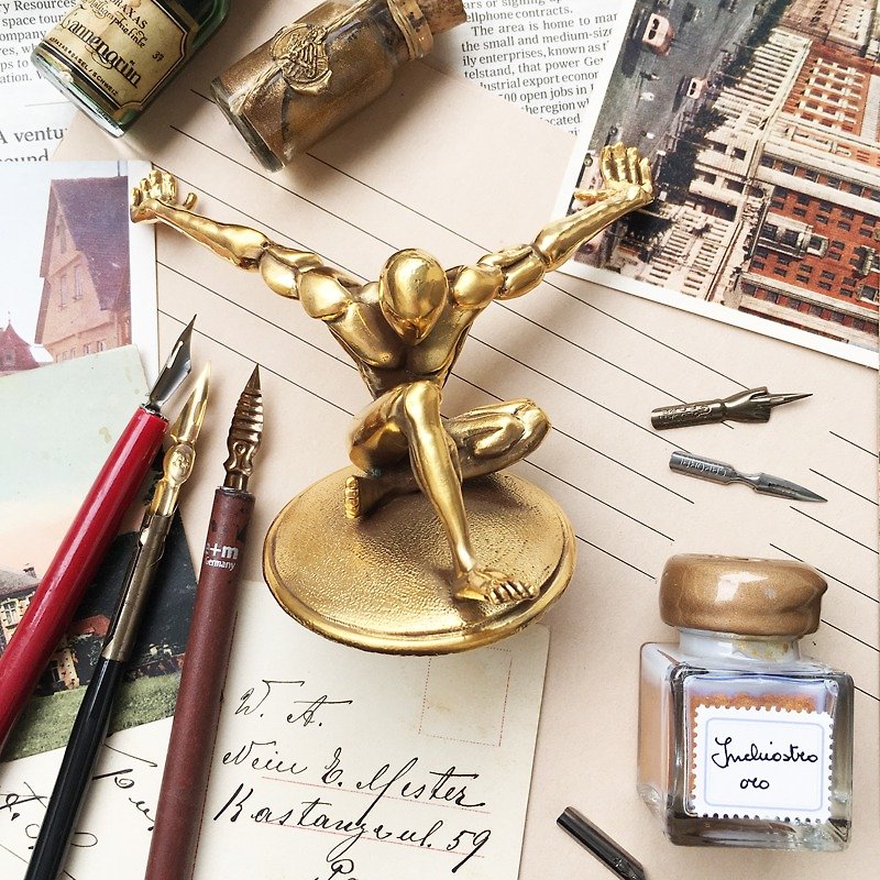 American handmade gold-plated lifting gravity pen holder | JAC ZAGOORY DESIGNS - กล่องใส่ปากกา - วัสดุอื่นๆ สีทอง