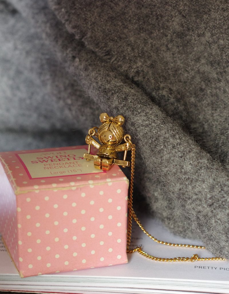 老又好古董珠寶Avon 金色小妹妹盪鞦韆項鍊 1978 附盒 N117 - 項鍊 - 其他金屬 金色