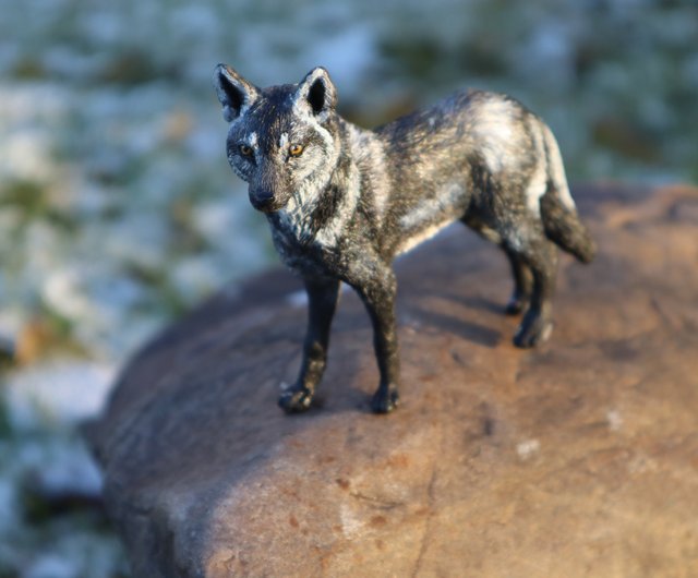 黒狼のリアルな動物のユニークな置物彫刻 - ショップ JFoxMountain 人形・フィギュア - Pinkoi