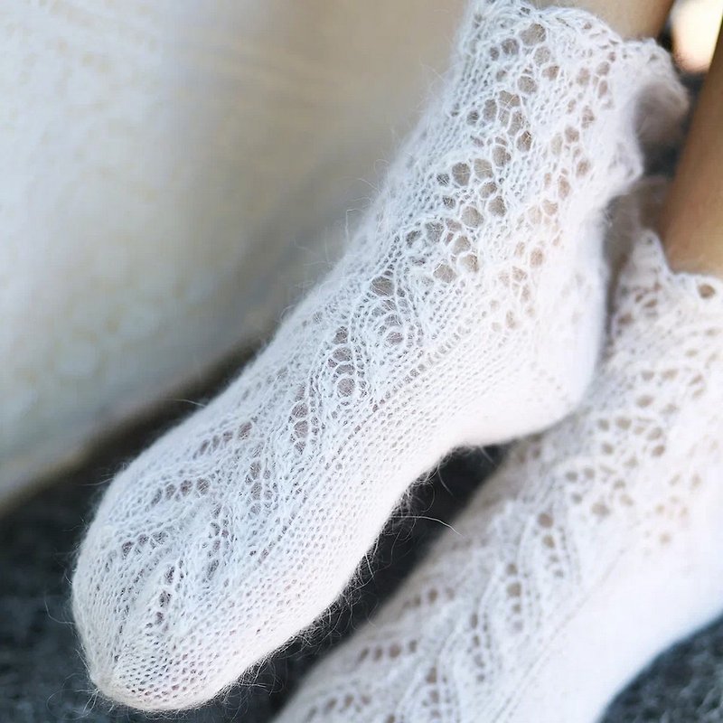 White Socks Crafted with Natural Fibers and Goat Down for Mother's Day - ถุงเท้า - ขนของสัตว์ปีก ขาว