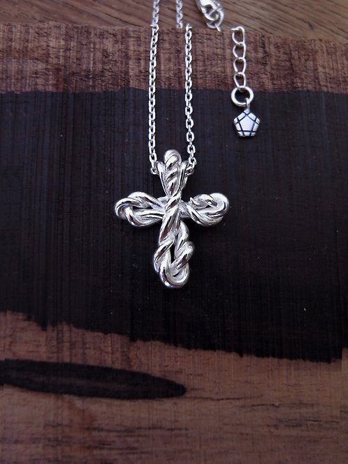 木木金飾物 優雅麻花十字架銀項鍊