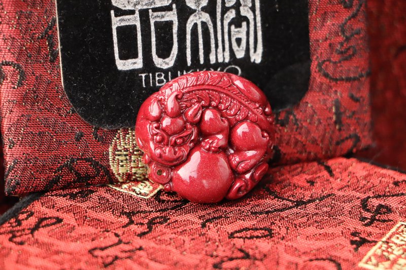 原礦紫金砂硃砂雕刻貔貅抱珠牌 貔貅吊墜 客製化設計 32X33x10mm - 吊飾/掛飾 - 其他材質 
