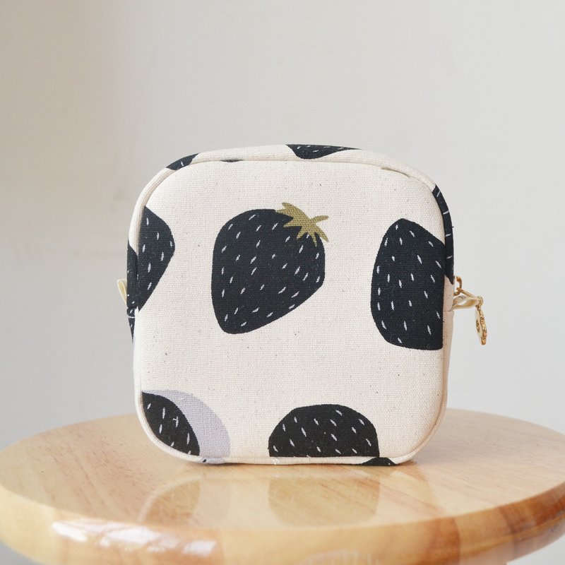 Sanitary napkin storage bag/sundry bag/black strawberry - กระเป๋าเครื่องสำอาง - ผ้าฝ้าย/ผ้าลินิน 