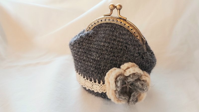 山茶花女王殿下--古銅口金包 - 化妝包/收納袋 - 羊毛 灰色