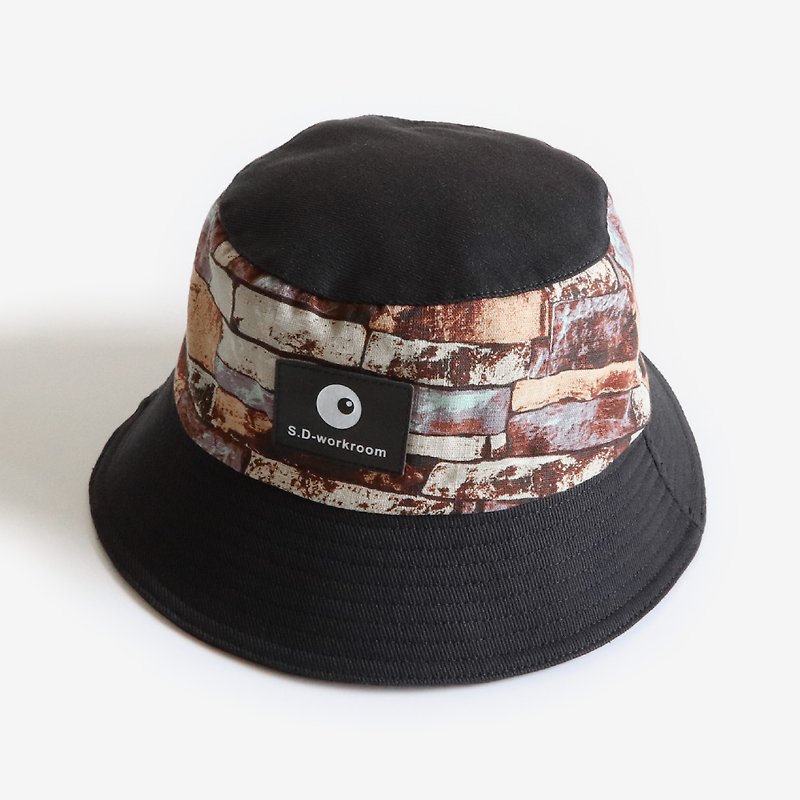 Contrast Brick Black Double Sided Bucket Hat - หมวก - ผ้าฝ้าย/ผ้าลินิน หลากหลายสี
