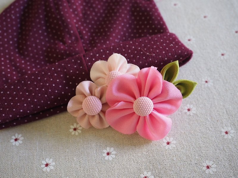 Handmade fabric flower hair clip/ hair band - เครื่องประดับ - วัสดุอื่นๆ สึชมพู