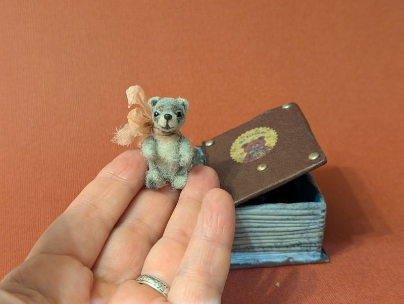 Teddy bear Baby. Crocheted miniature - 3,8 cm. - 公仔/玩偶 - 其他材質 灰色
