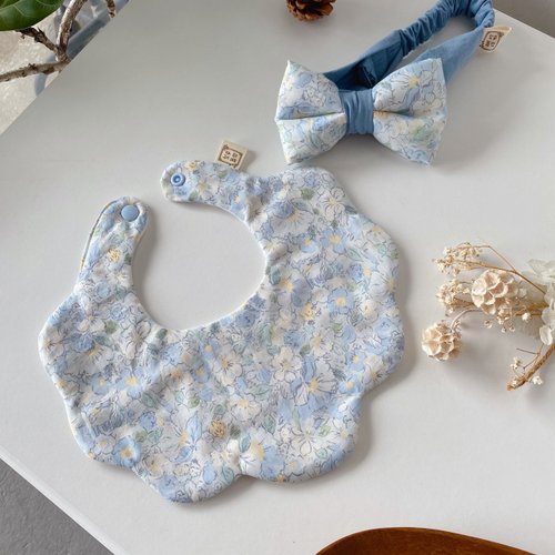 Lianne baby 梨安手工嬰兒禮物 彌月禮 新生兒見面禮 周歲禮 文藝藍碎花 l 彌月禮盒兩件組 l 手工六層紗花瓣圍兜+寶寶髮帶