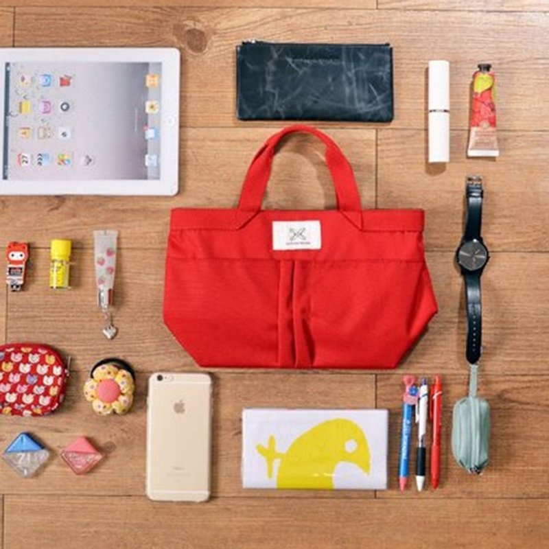 LaPoche Secrete: Exchanging Gifts_Elegant Storage Pouch_Red - กระเป๋าเครื่องสำอาง - วัสดุกันนำ้ สีแดง