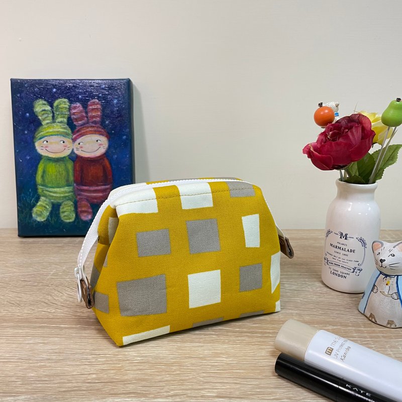 Cosmetic Bag / Storage Bag Geometric Cube - กระเป๋าเครื่องสำอาง - ผ้าฝ้าย/ผ้าลินิน สีทอง