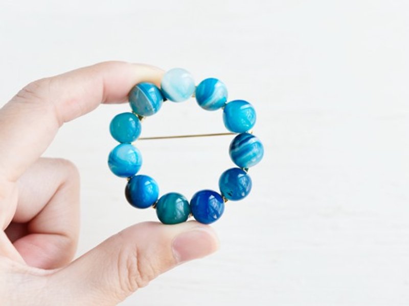 [Brooch, Medium Size] Clear Blue Sky Wreath - เข็มกลัด - เครื่องเพชรพลอย สีน้ำเงิน