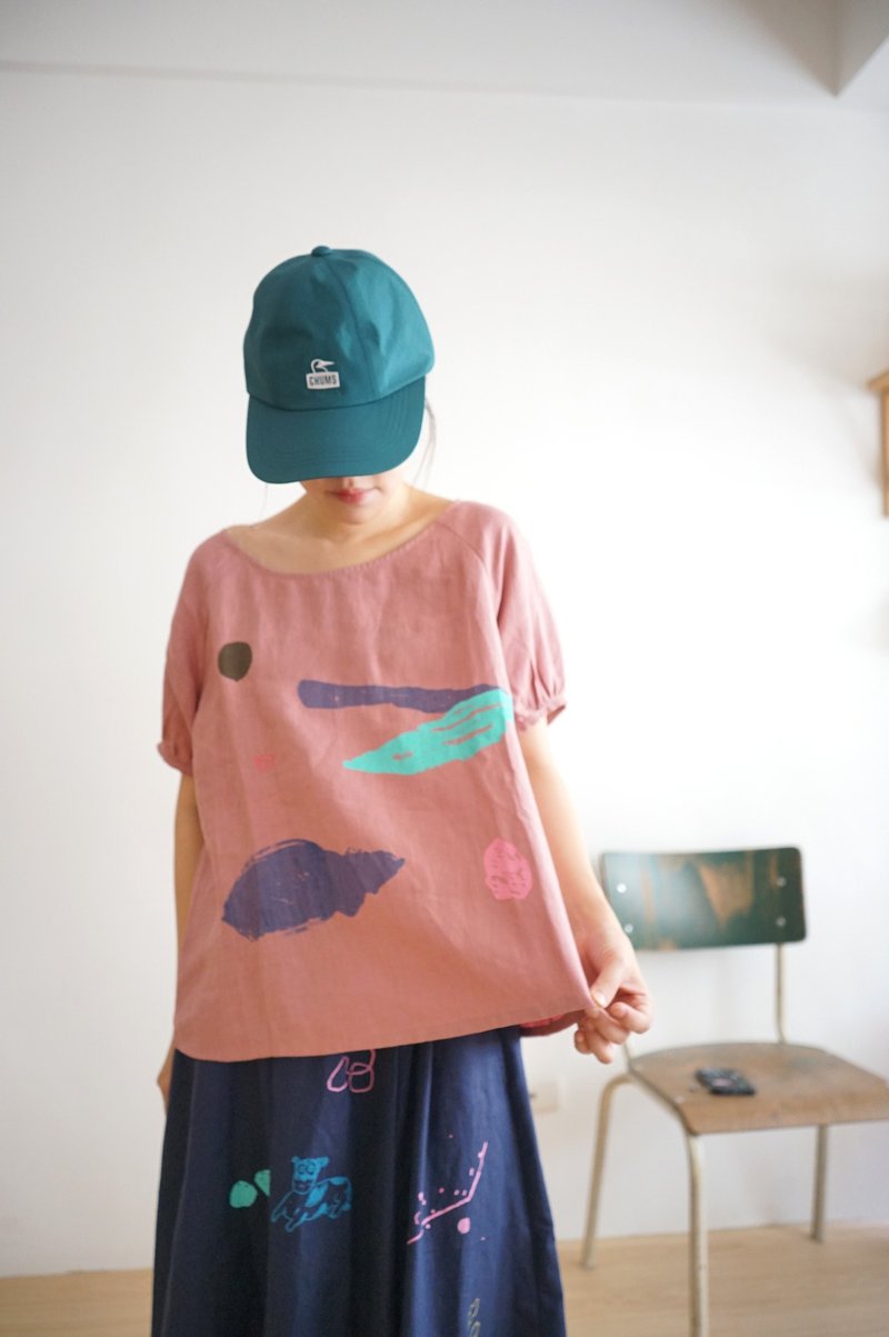 Plum pink linen short-sleeved printed top-Free Sea - เสื้อผู้หญิง - ผ้าฝ้าย/ผ้าลินิน สึชมพู