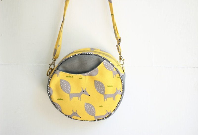【Good day hand】 Japanese cotton and linen small round bag. Fox side backpack. Light hand for handmade - กระเป๋าแมสเซนเจอร์ - ผ้าฝ้าย/ผ้าลินิน สีเหลือง