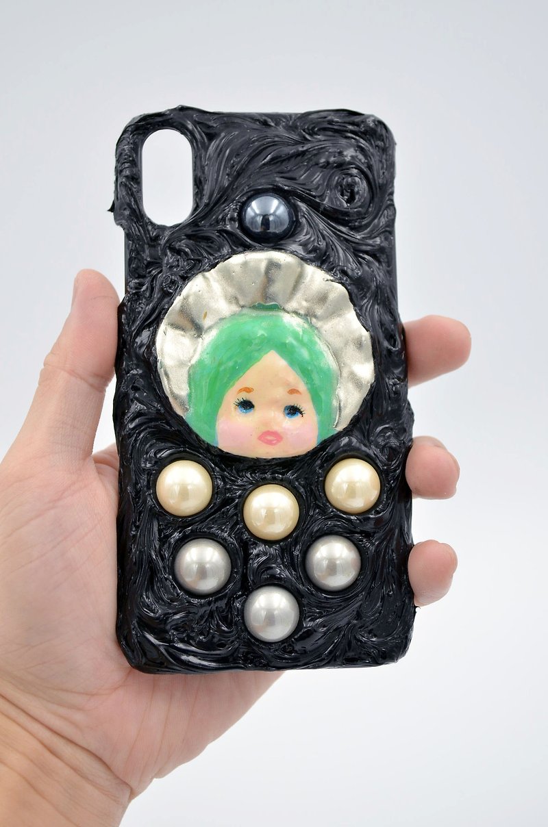 メタルシルバーの小さな女の子の人形の頭iPhoneXSケースは他の電話モデル用にカスタマイズできます - スマホケース - プラスチック グリーン