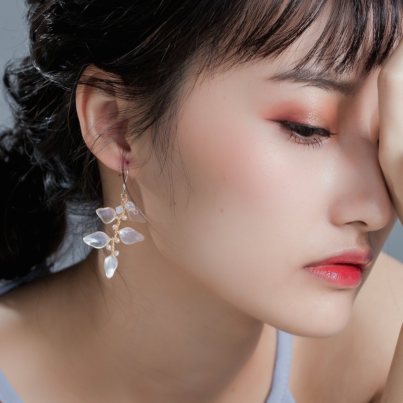 [Grapevine- Silver Snow White] Dangle Earrings | Crystal Flower Jewelry - Earrings & Clip-ons - Resin White