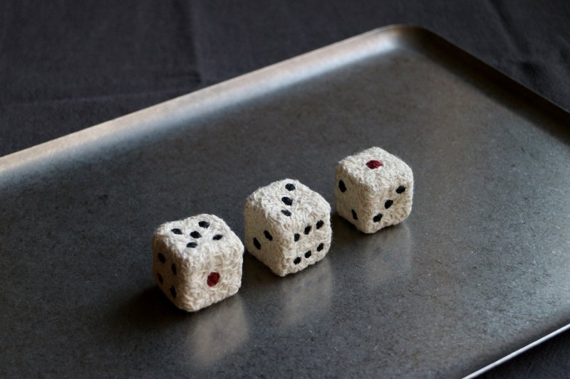 Three-dimensional embroidery/ dice - ของวางตกแต่ง - งานปัก ขาว