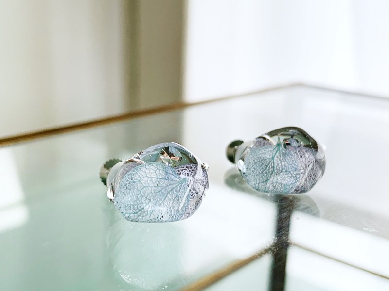 知的・神秘的 の花言葉を持つ 青・紫色の紫陽花 (あじさい) ・一粒イヤリング/ピアス - 耳環/耳夾/耳骨夾 - 樹脂 藍色