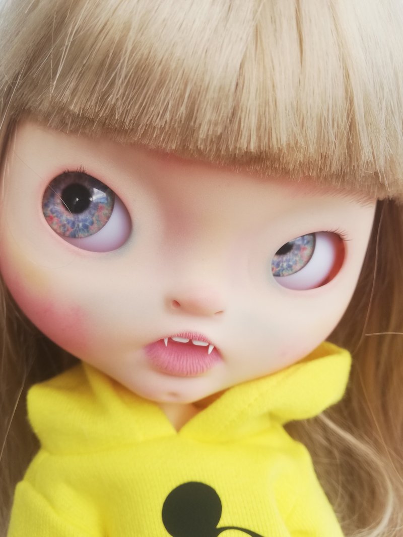 Blythe Asian custom doll Vampire brawn hair OOAK doll - 公仔/玩偶 - 塑膠 黃色