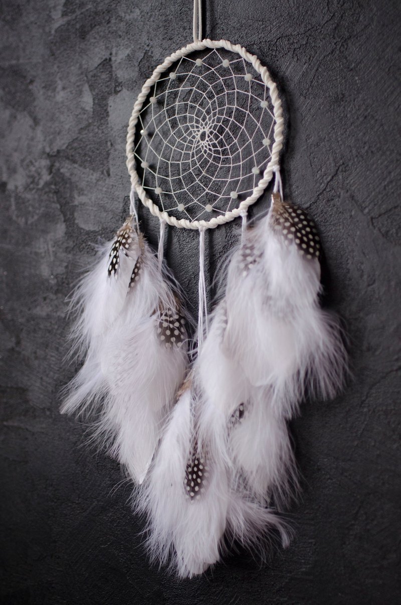 Traditional dreamcatcher with natural white feathers Dream catcher for her - 壁貼/牆壁裝飾 - 繡線 白色