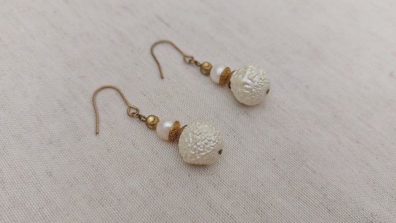 Earth Immortal L'IMMORTEL Let's Don't Waste Each Other Bronze Pearl Glass Earrings - ต่างหู - กระจกลาย ขาว