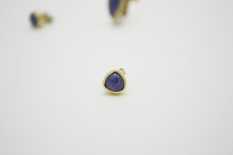簡單小石系列-青金石‧鈍三角形‧黃銅耳釘  - 耳環/耳夾 - 其他金屬 藍色