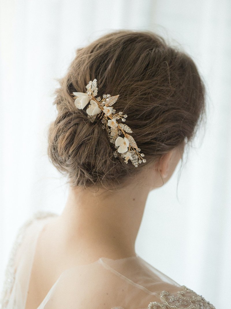 FRECIA陶瓷小白花水晶髮梳 新娘頭飾 - 髮夾/髮圈 - 其他材質 