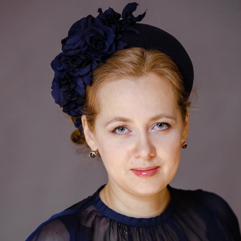 ネイビーブルーのパッド入りヘッドバンド。ネイビーブルーの魅惑的な人。海軍の結婚式の魅惑的な帽子。 - ヘアバンド．カチューシャ - その他の素材 ブルー