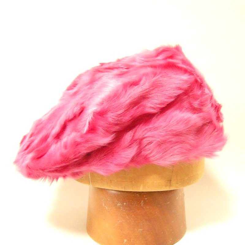 強烈なショッキングピンクの本毛皮のハンチング。パンチの効いたカラーとデザインは一点ものです。【PL618-PINK】 - 帽子 - 革 ピンク