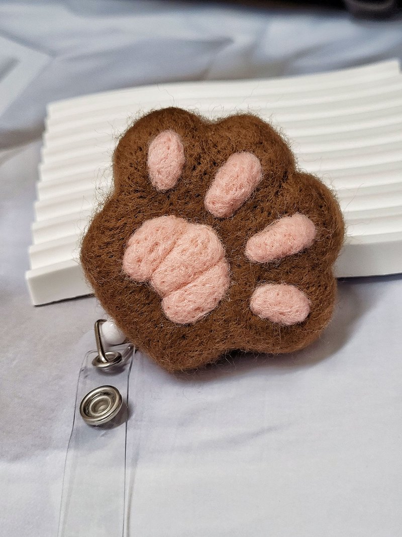 珮寧手作│貓掌羊毛氈-咖啡色│伸縮扣.易拉扣.伸縮夾.護士夾 - 證件套/識別證套 - 羊毛 