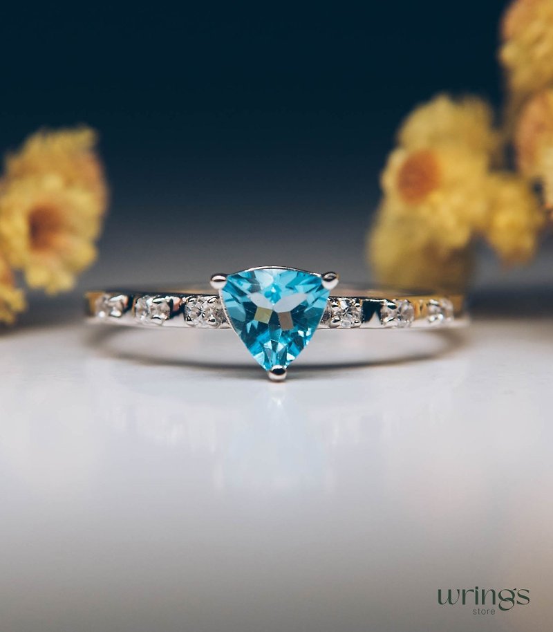 Elegant Trilliant Swiss Blue Topaz Engagement Ring & White CZ Side Stone Accents - แหวนทั่วไป - เงินแท้ สีน้ำเงิน