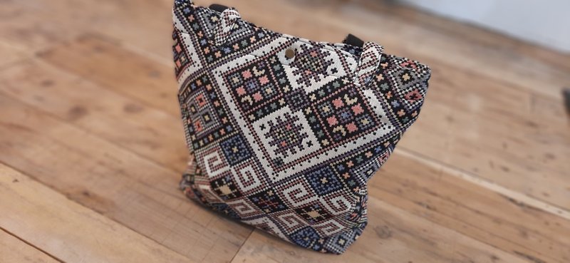 AMINS SHINY WORLD handmade ethnic style big tote shoulder bag - กระเป๋าถือ - ผ้าฝ้าย/ผ้าลินิน หลากหลายสี